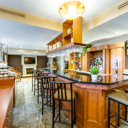 Monte Carlo Inn Oakville Suites Exteriér fotografie